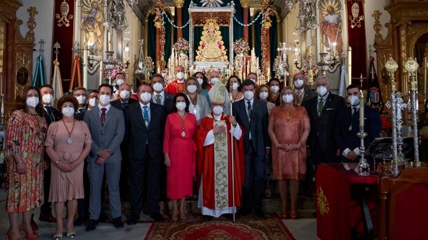 Almonte renueva su fe ante la Virgen del Rocío en una pontifical sobrecogedora
