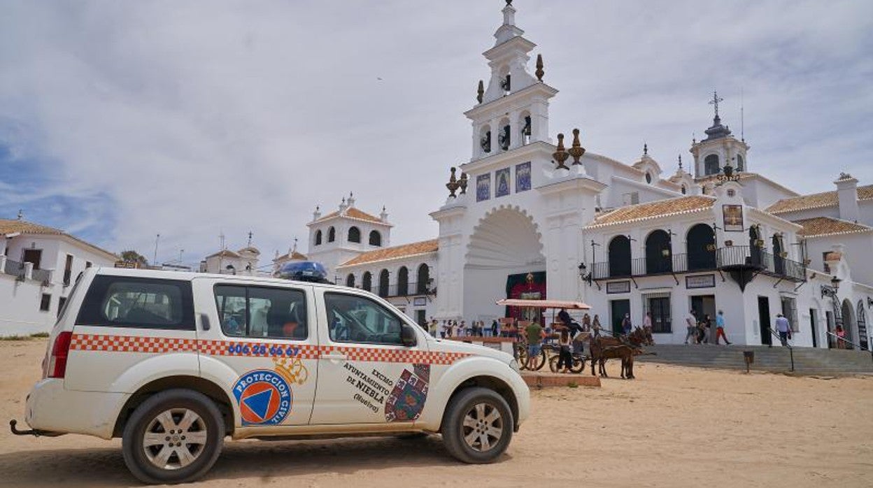 Un equipo de Protección Civil, el sábado en la explanada del Santuario de la Virgen del Rocío