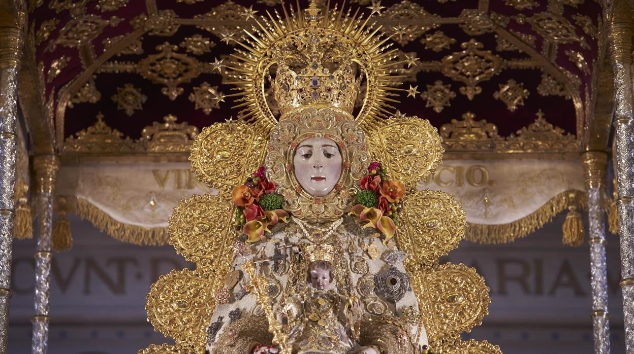 La Virgen del Rocío en su altar de la Parroquia de Ntra. Sra. de la Asunción