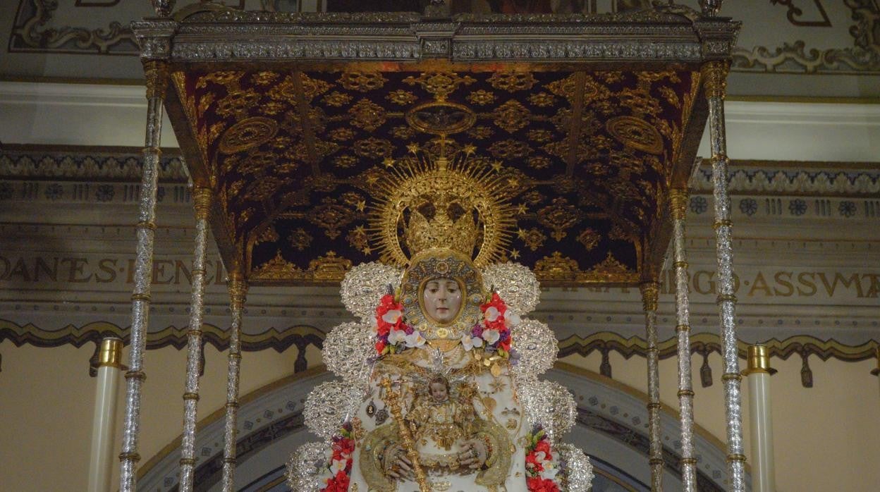 La Virgen del Rocío luce desde hoy en sus andas procesionales