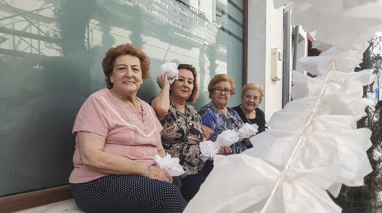 Las mujeres almonteñas llevan años de preparativos para exornar las calles de la localidad