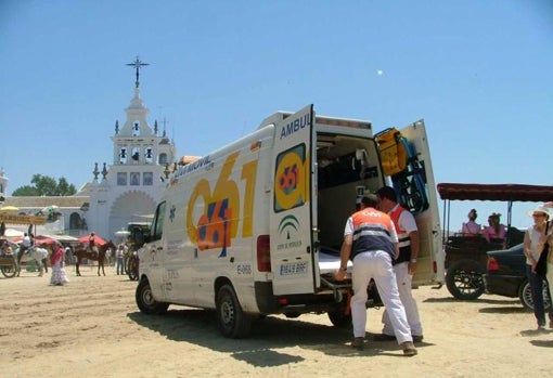 Efectivos de Emergencias 061 en la aldea almonteña