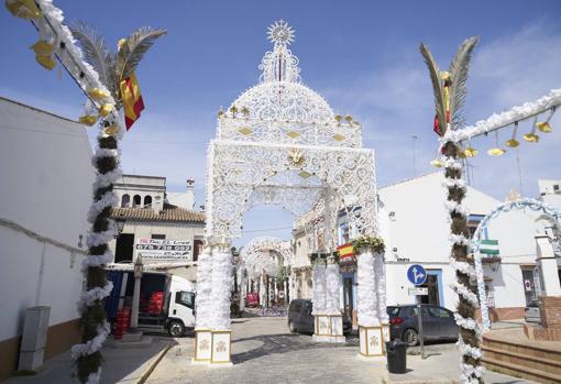 Las calles de Almonte ya están adornadas para la procesión de la Virgen del Rocío