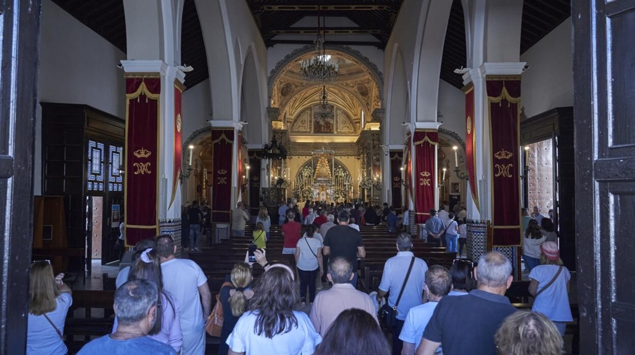 Gran afluencia de fieles en la Parroquia de la Asunción de Almonte