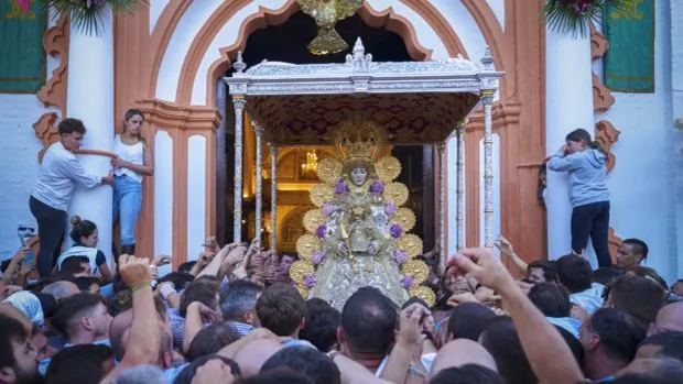La Virgen del Rocío vuelve a su parroquia tras trece horas de procesión por Almonte