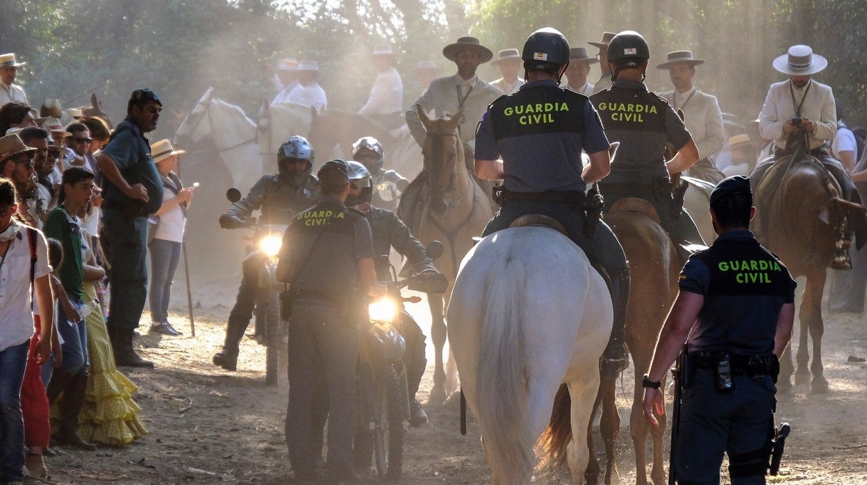 Agentes de la Guardia Civil a caballo en la Romería del Rocío