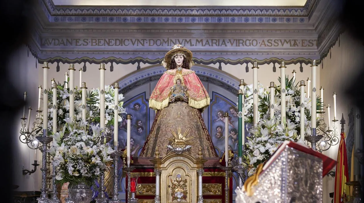 La Virgen del Rocío ya luce sus galas de Pastora en el altar de la Parroquia de la Asunción
