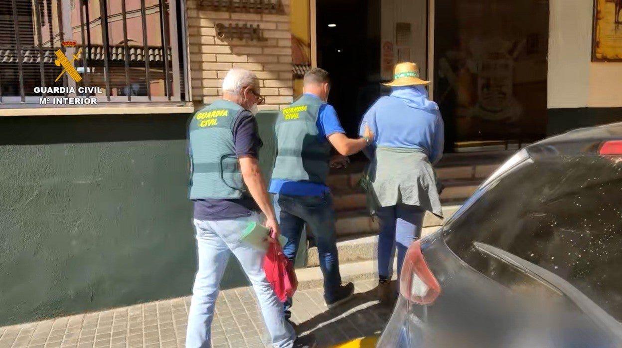 Un guardia civil acompaña a uno de los detenidos a la comandancia