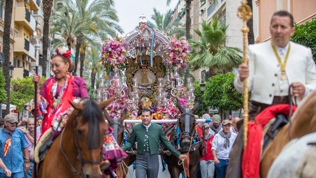 La Concha Peregrina de Emigrantes camina hacia la Blanca Paloma