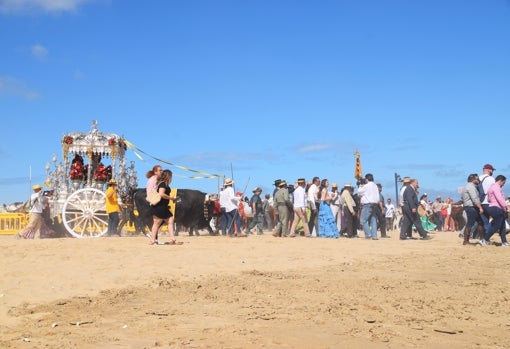 El Simpecado de la hermandad de Sanlúcar embarca en Bajo de Guía