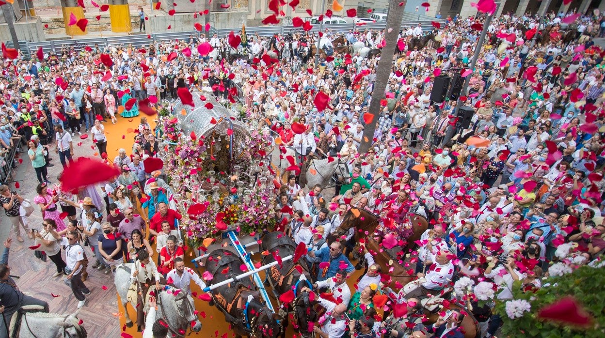 La carreta del Simpecado de Emigrantes camino a la catedral de La Merced