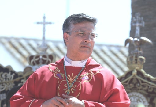 Francisco Miguel Valencia, cura párroco de Almonte, durante la Misa de Pentecostés