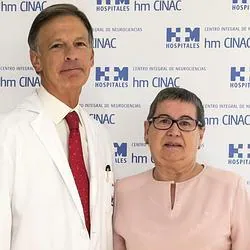 Juana Barajas, la paciente, junto al doctor Obeso, director de HM CINAC