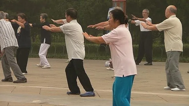 Personas practicando Tai Chi