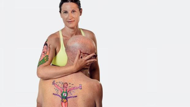  Imágenes de la exposición «El cáncer nos marca» con supervivientes tatuados