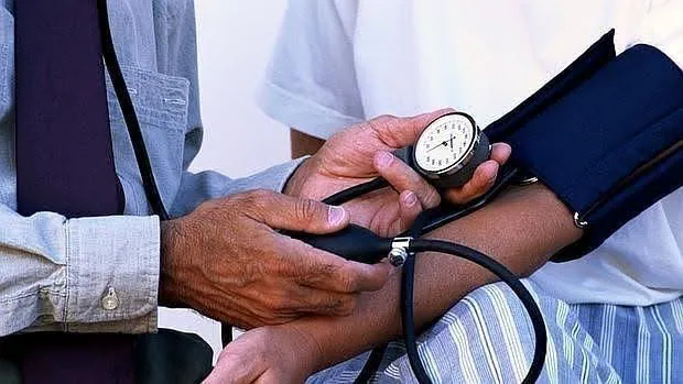 Algunas personas muestran una presión sanguínea elevada solo cuando an al médico