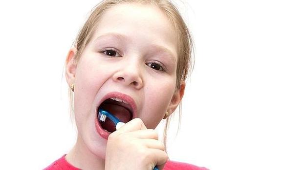 Lo que realmente limpia los dientes y la placa es el uso adecuado y eficaz del cepillo