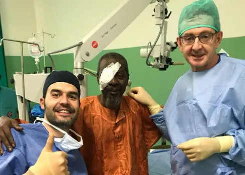 César Arias, y Tomás Parra, cirujano con un paciente tras haber sido intervenido de catarata.
