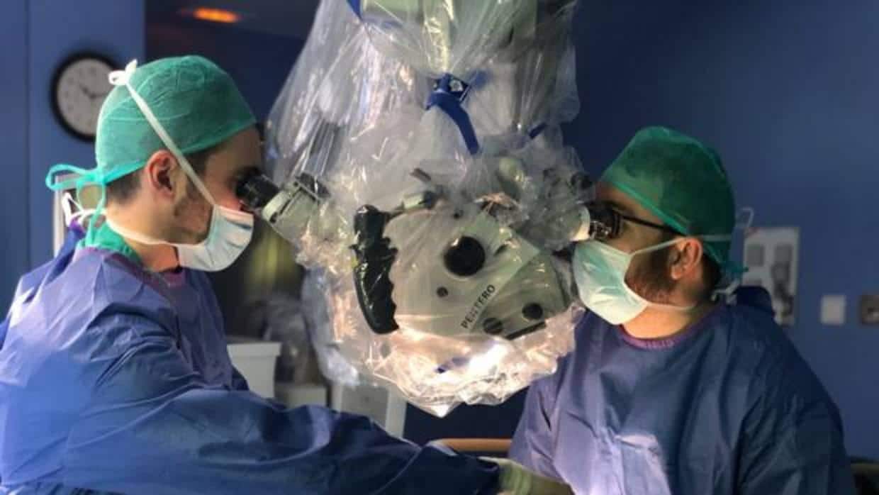 Dos neurocirujanos, en una intervención de cirugía por navegación