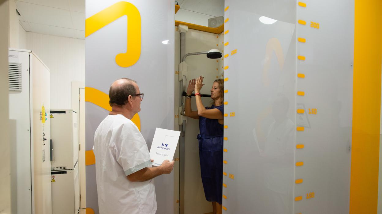 Una paciente se realiza un escáner en el Hospital Delfos con el sistema EOS