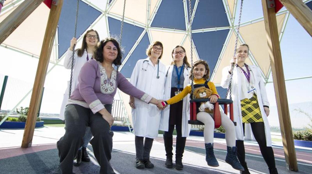 Cristina, acompañada de su madre, Helena Carpio, y el equipo que la trata en el Hospital 12 de Octubre