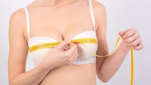 Francia prohíbe varios implantes mamarios porque pueden provocar cáncer