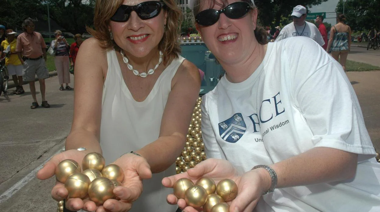 Naomi Halas (izquierda) y Jennifer West , inventoras de la Terapia AuroLase, un tratamiento contra el cáncer que utiliza nanopartículas de oro para destruir el cáncer sin dañar el tejido sano.