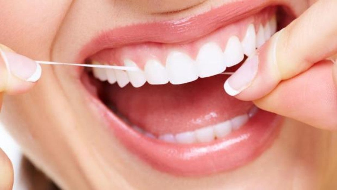 Una mala higiene bucodental y una dieta rica en azúcares y almidones favorece la aparición de caries