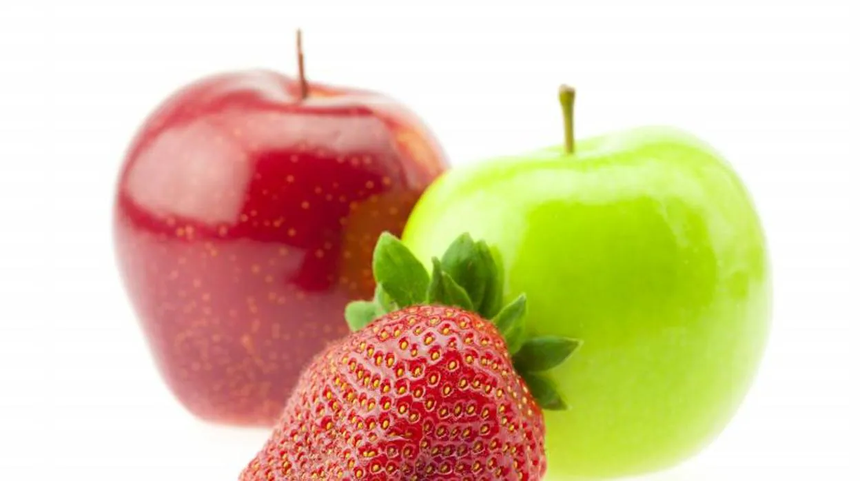 Manzanas y frutos rojos como la fresa son ricos en flavonoides