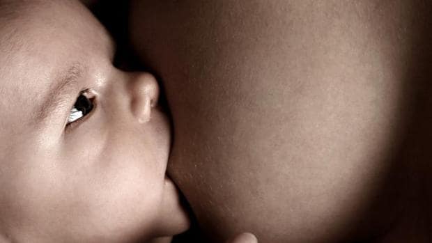 Dar el pecho a los bebés mientras se administran las vacunas disminuye el dolor, según un estudio