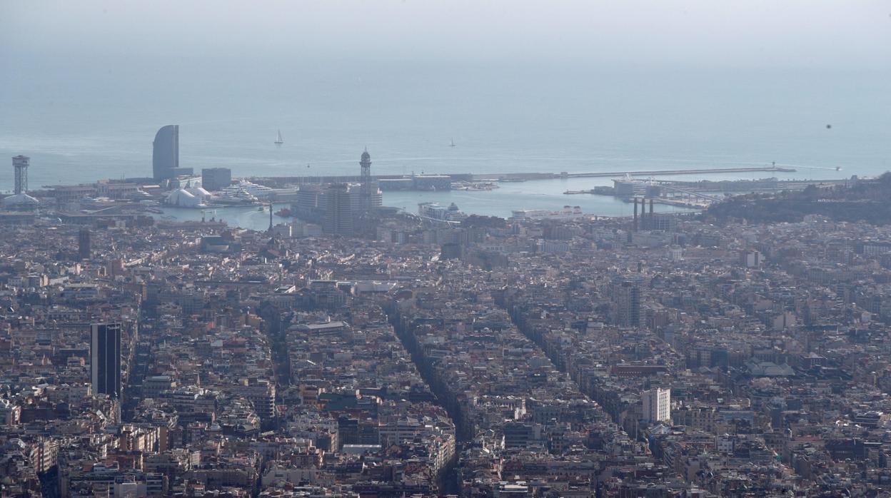 Vista del puerto de la ciudad de Barcelona que está bajo un episodio de alta contaminación