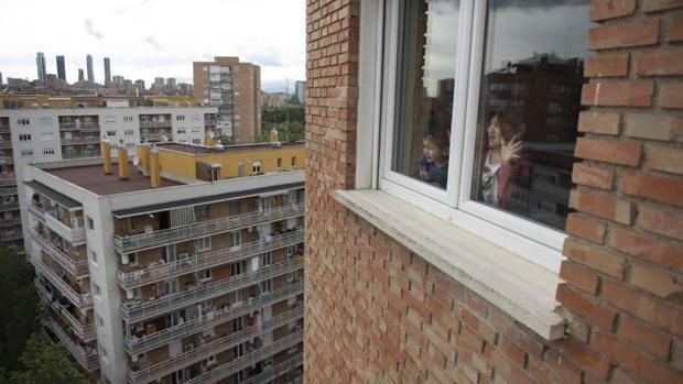 Coronavirus: ¿Hay que poner mascarilla y guantes a los niños cuando salgan?