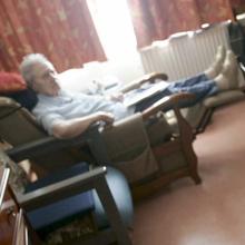 Un anciano descansa con el aire de un ventilador en una residencia en Lille, al norte de Francia