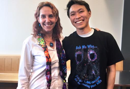 Susan Kaech y Jun Siong Low, con una camiseta que conmemora los 1.846 días que pasó realizando su trabajo de posgrado sobre infecciones virales.