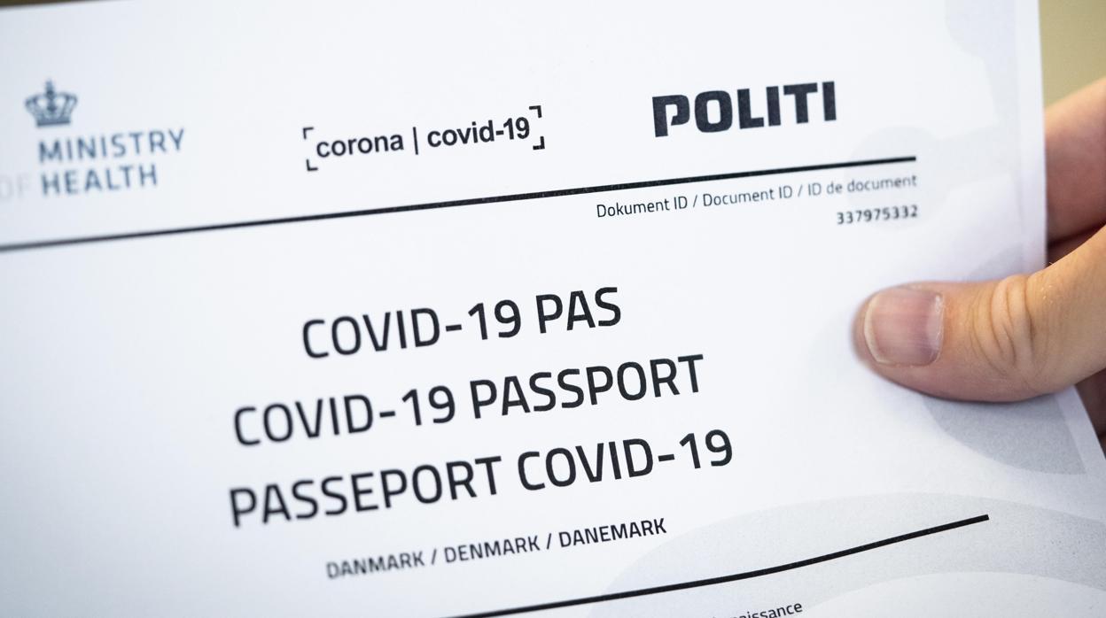 Con el nuevo pasaporte Covid-19 expedido por las autoridades danesas, los daneses disponen ahora de documentación oficial para realizar pruebas en sus viajes al extranjero después de haber descargado un certificado oficial sobre el resultado negativo de la prueba de coronavirus.