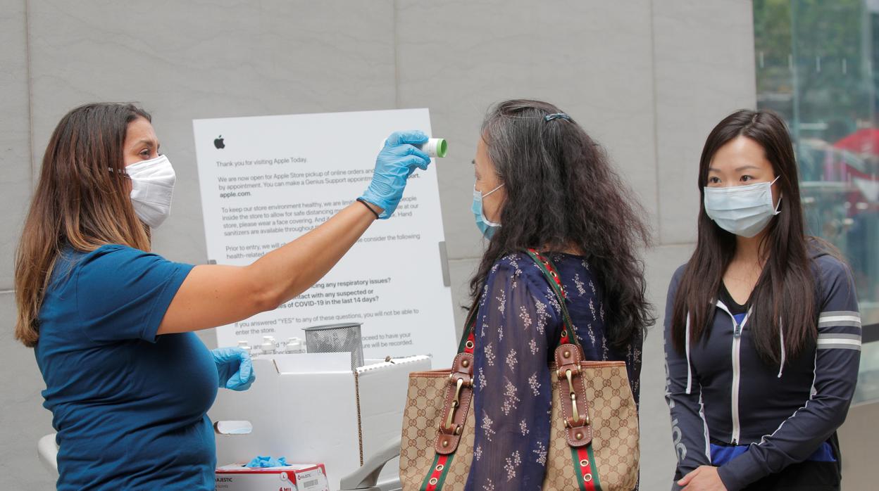 Toma de temperatura en una tienda de Nueva York