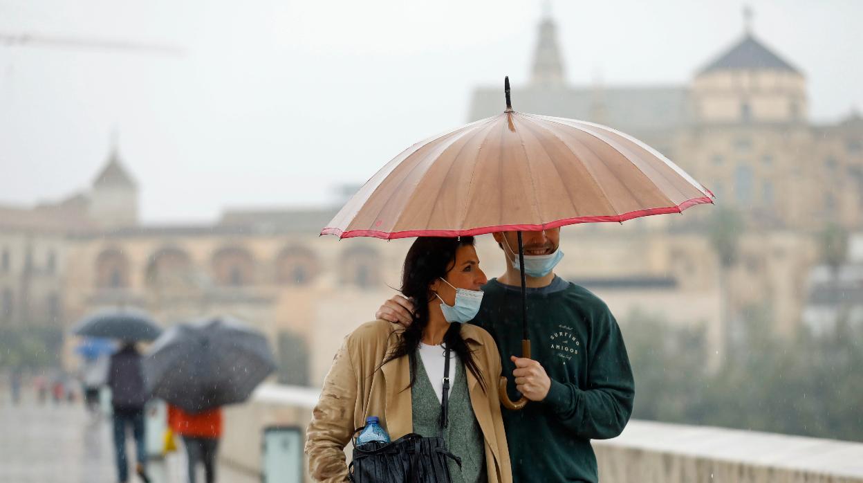 Por qué debes llevar mascarillas de repuesto los días de lluvia