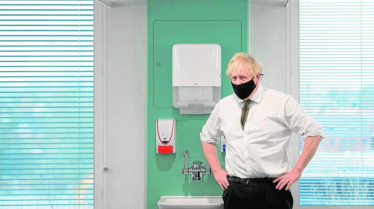 Boris Johnson apuesta por vacunar al mayor número de personas/ La primera dosis de la vacuna no exime del contagio