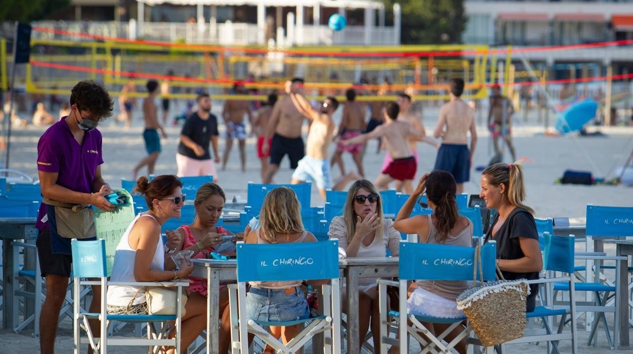 Mujeres comiendo en Plamanova, 07 del 2020 Mallorca.