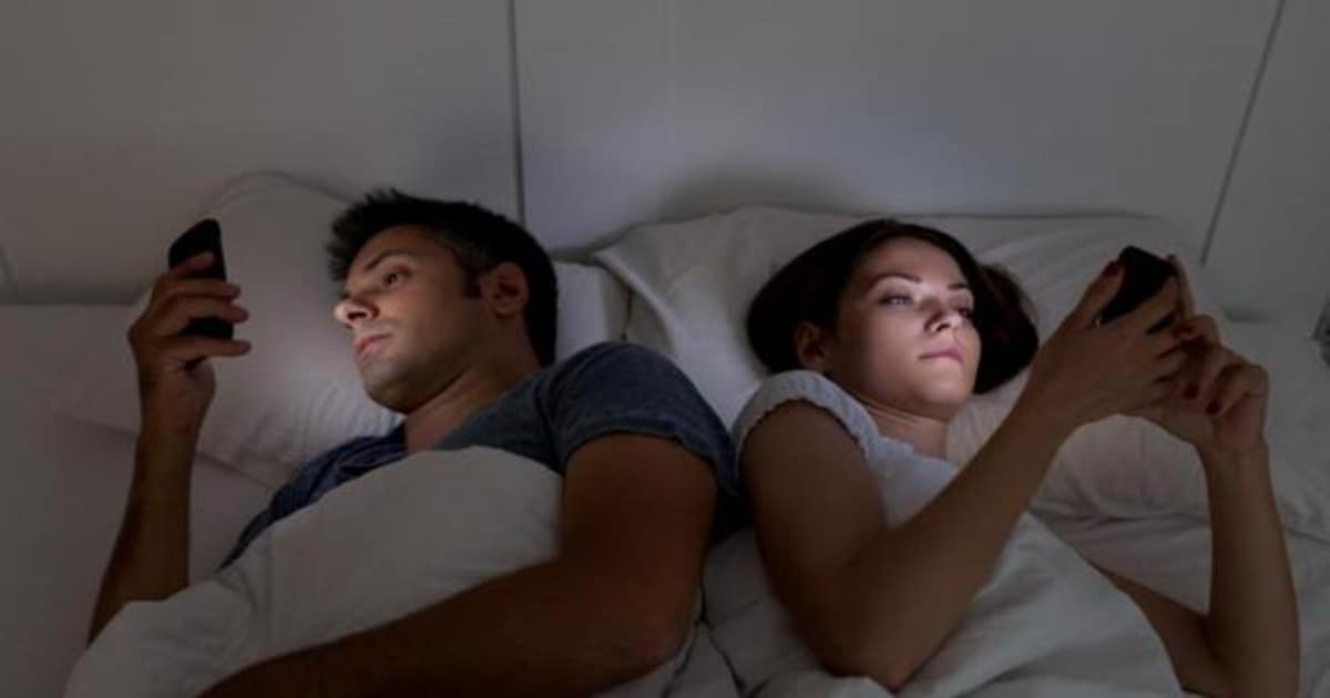 Los expertos en sueño recomiendan no mirar el móvil antes de dormir