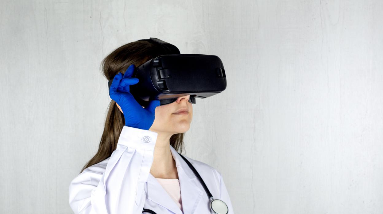 Médica con gafas de realidad virtual