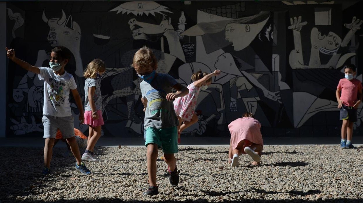 Niños jugando en un colegio en Sevilla