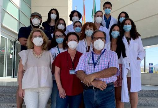 El equipo de investigación que ha desarrollado un nuevo nanofármaco que podría mejorar la respuesta al tratamiento de los pacientes con cáncer de pulmón, en la puerta del CIBM.