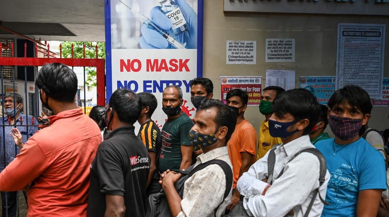 Vacunación en un colegio de Mumbai en La India.