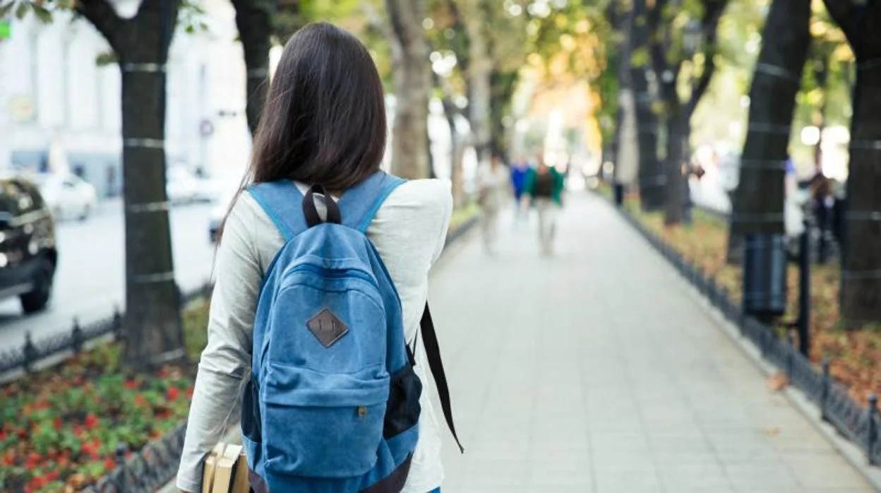 Una mochila muy pesada o mal colocada puede provocar molestias en la espalda