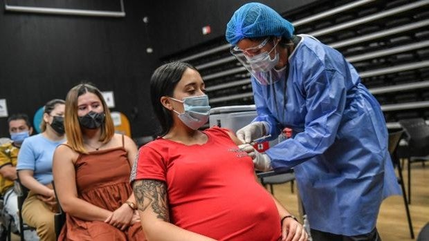 La variante delta del coronavirus aumenta los riesgos para las mujeres embarazadas