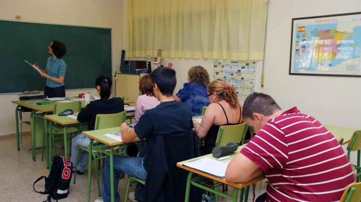 Una profesora imparte clase en una escuela de adultos en Alicante