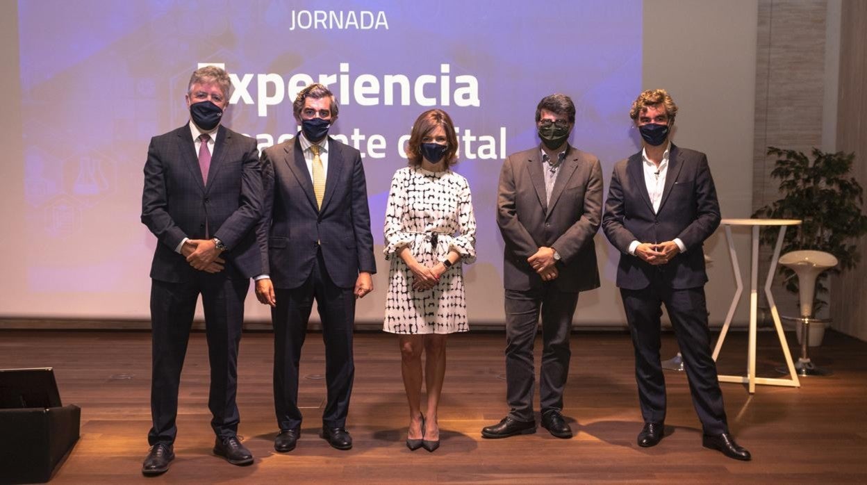 De izquierda a derecha: Ángel de Benito, secretario general de la Fundación IDIS; Juan Abarca, presidente de la Fundación IDIS; Marta Villanueva, directora general de la Fundación IDIS; Genís Roca, especialista en procesos de transformación empresarial, desarrollo de negocio y cultura digital y Alberto Córdoba, socio-director de Lukkap Customer Experience