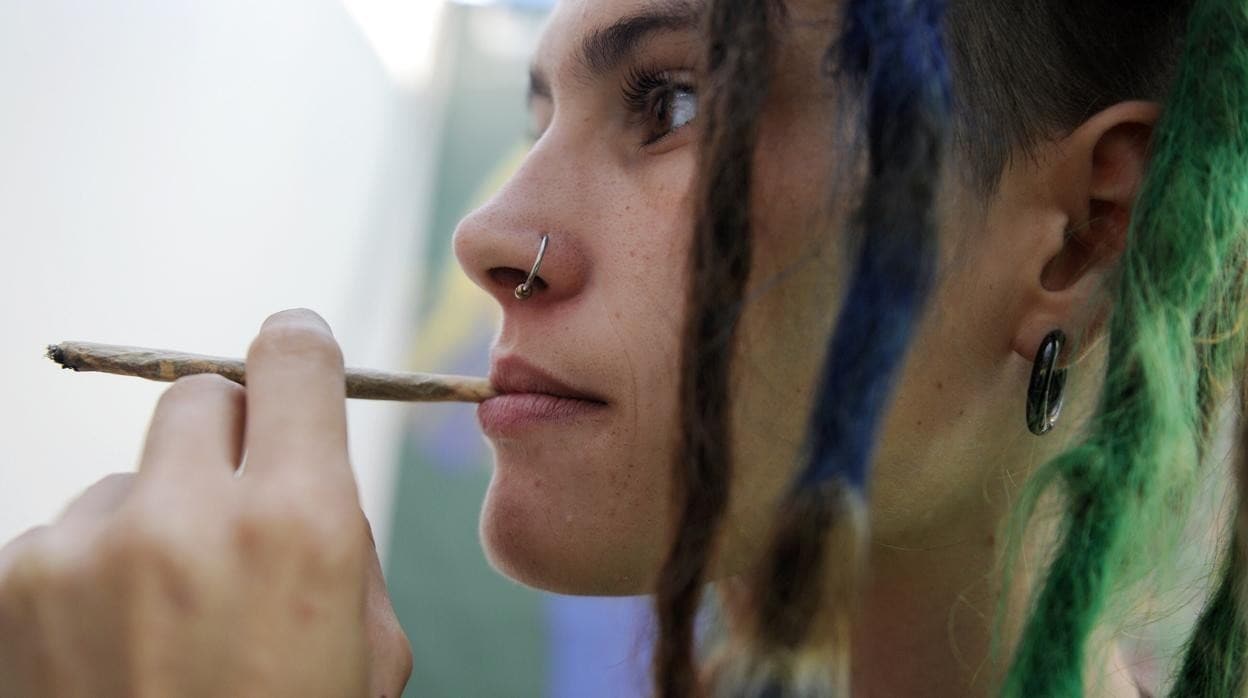 Mujer fumando cannabis