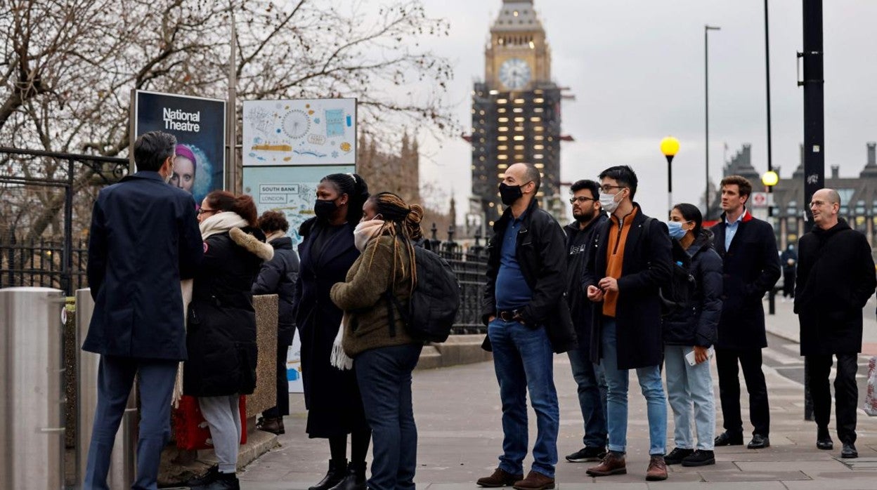 El primer ministro británico, Boris Johnson, declaró este lunes que al menos una persona infectada con Omicron había muerto, ya que el país comenzó un ambicioso programa de refuerzo contra la variante.